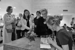 signeren na de boekpresentatie